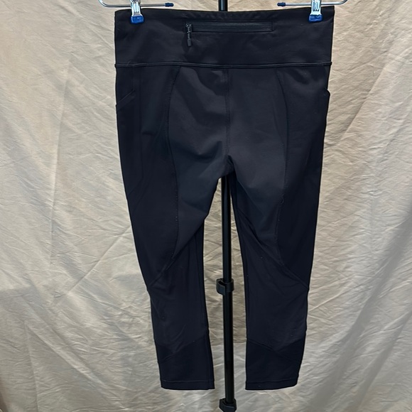 Lululemon Athletica Black Form-Fitting Cropped Leggings - Picture 5 of 6